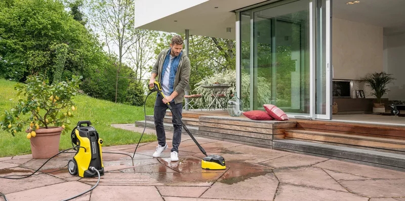 Làm sạch gạch lát sân bằng máy phun rửa áp lực cao Làm sạch gạch lát sân bằng máy phun rửa áp lực cao