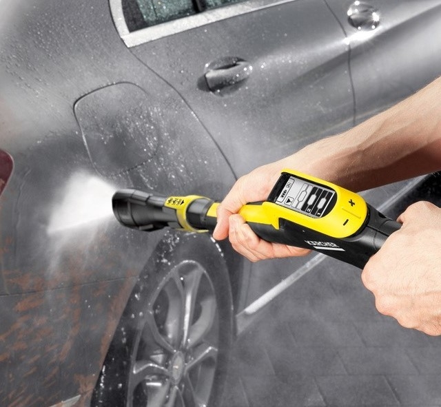 Rửa xe ô tô với máy phun rửa áp lực cao Rửa xe ô tô với máy phun rửa áp lực cao