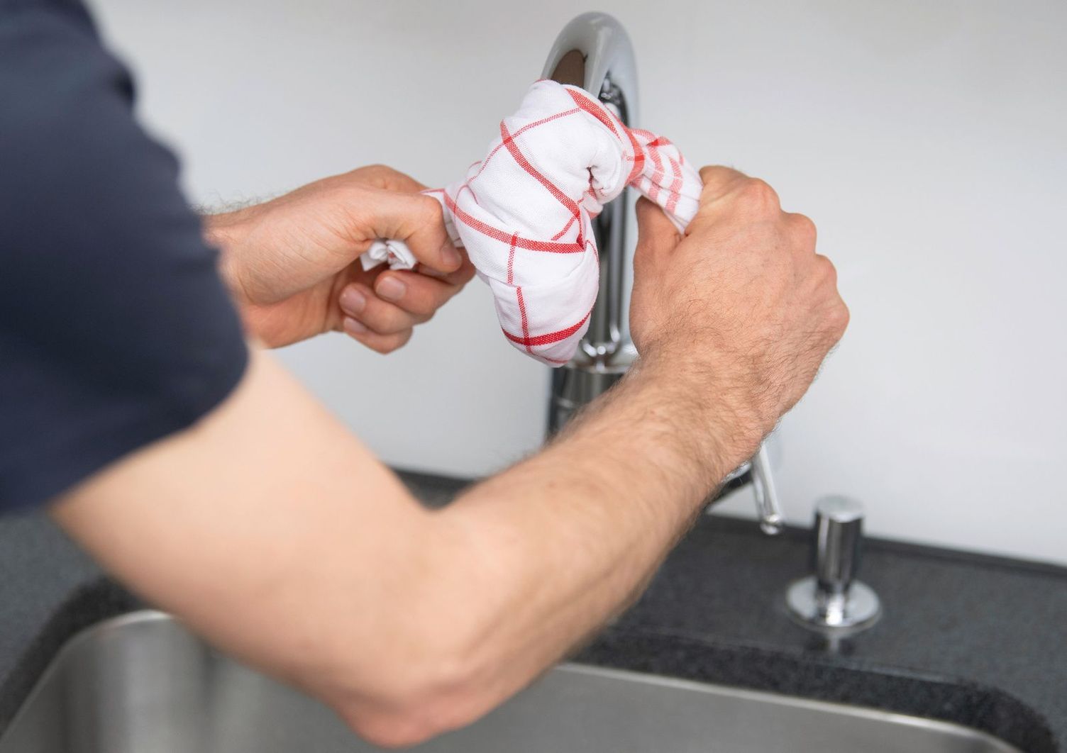 Descaling taps without any tools Kärcher tips for descaling taps without any tools