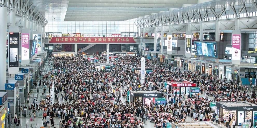 Ga xe lửa Hongqiao ở Thượng Hải / Trung Quốc. Ga xe lửa Hongqiao đông đúc ở Thượng Hải / Trung Quốc.