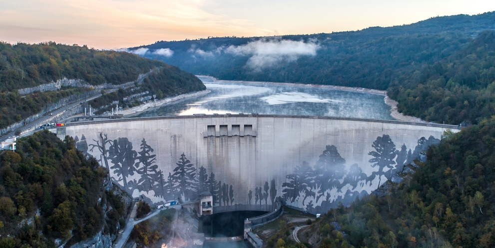 Kärcher cleaned the Reverse Graffiti Dam in Vouglans, France