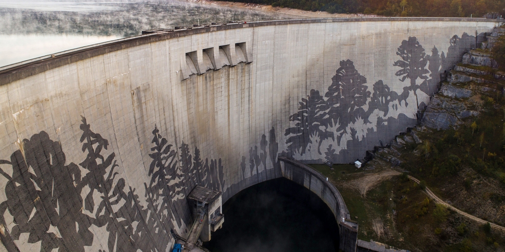 Hình vẽ Graffiti ngược trên đập Vouglans, Pháp