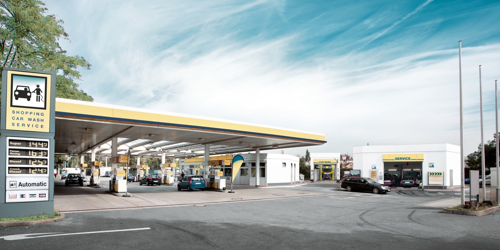 Cost-effectiveness of filling station gantry car washes