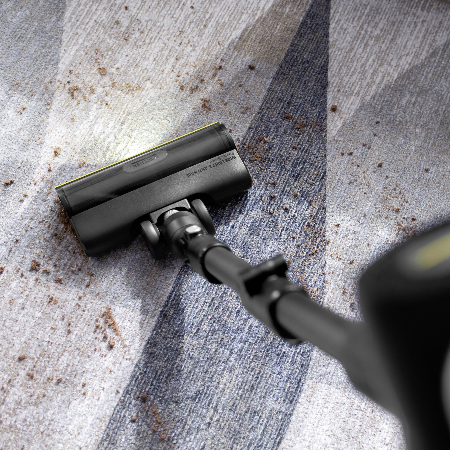 Anti-Hair technology for consistently clean rollers Kärcher battery-powered vacuum cleaner cleaning a carpet, with the floor nozzle preventing hair from becoming tangled.