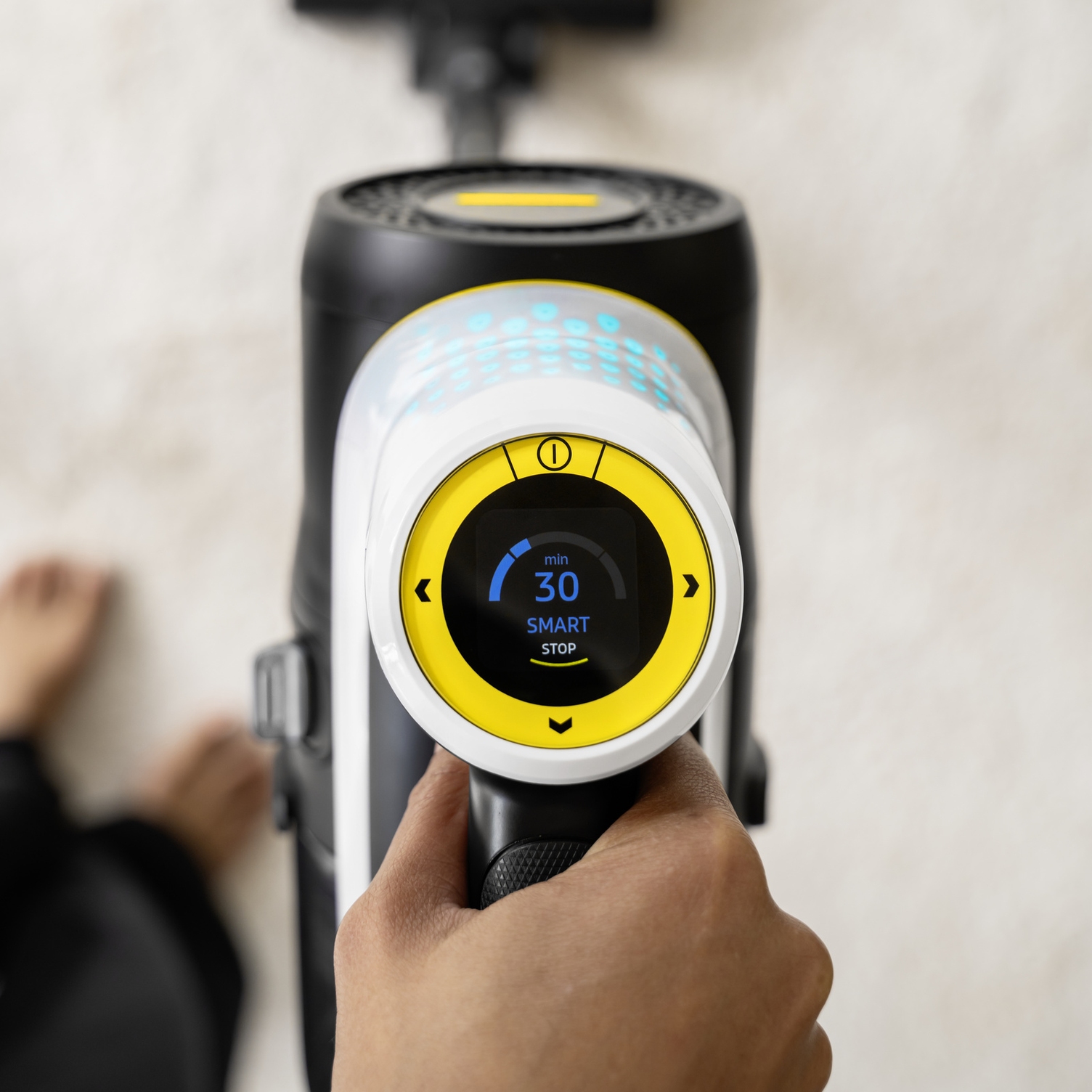 Intelligent display system for full control Round LCD display on the handle of the Kärcher battery-powered vacuum cleaner showing the remaining running time.