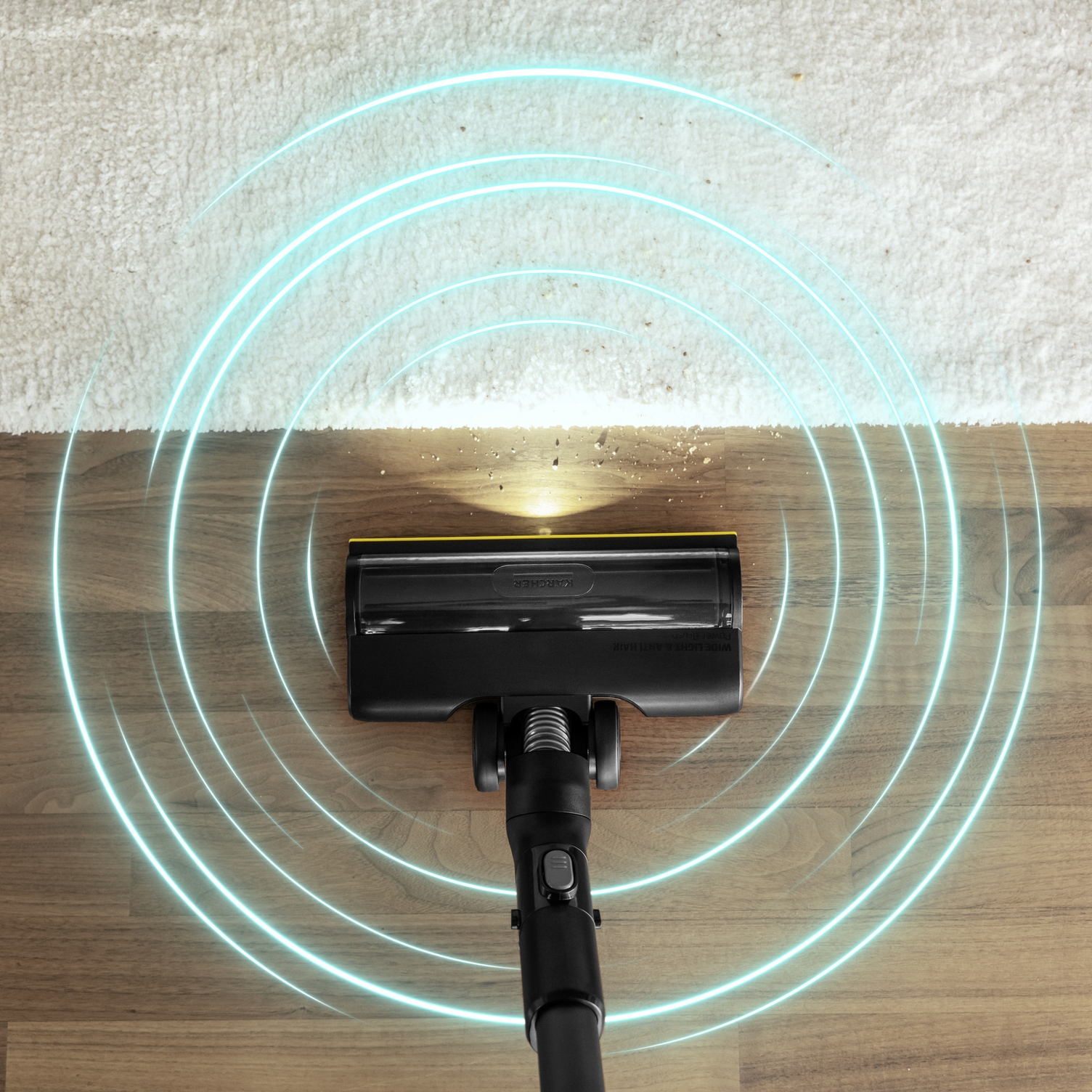 Smart Power technology: automatic power adjustment Kärcher battery-powered vacuum cleaner floor nozzle on a wooden floor, with graphic rings representing the sensor technology.