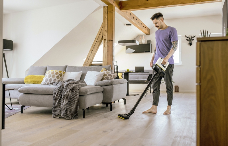 VC 4 Cordless dulkių siurlys Asmuo, siurbiantis kambarį belaidžiu dulkių siurbliu „Kärcher VC 4“