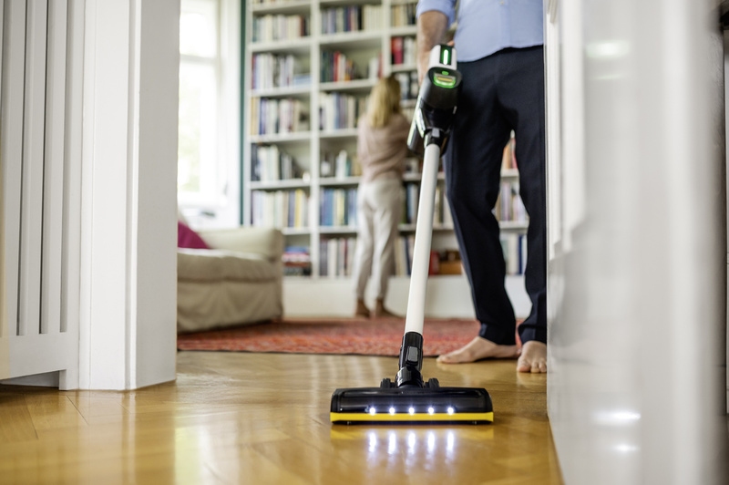 VC 7 Cordless dulkių siurblys Asmuo, siurbiantis kambarį „Kärcher“ dulkių siurbliu