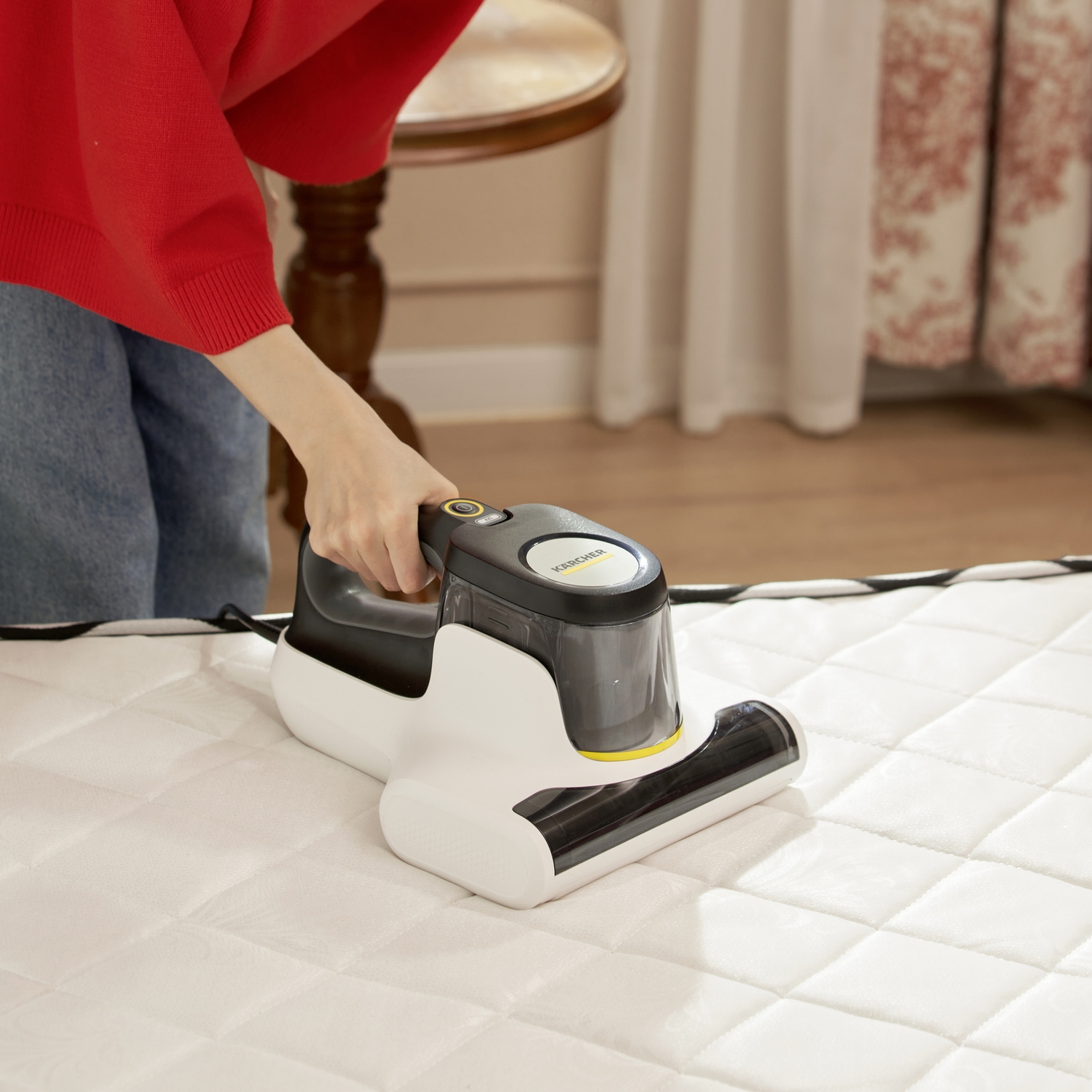 Powerful 500 W motor effortlessly vacuums up loosened particles, hair and dust Person effortlessly cleaning a white mattress with the Kärcher VCH 4 UVClean mattress vacuum cleaner.